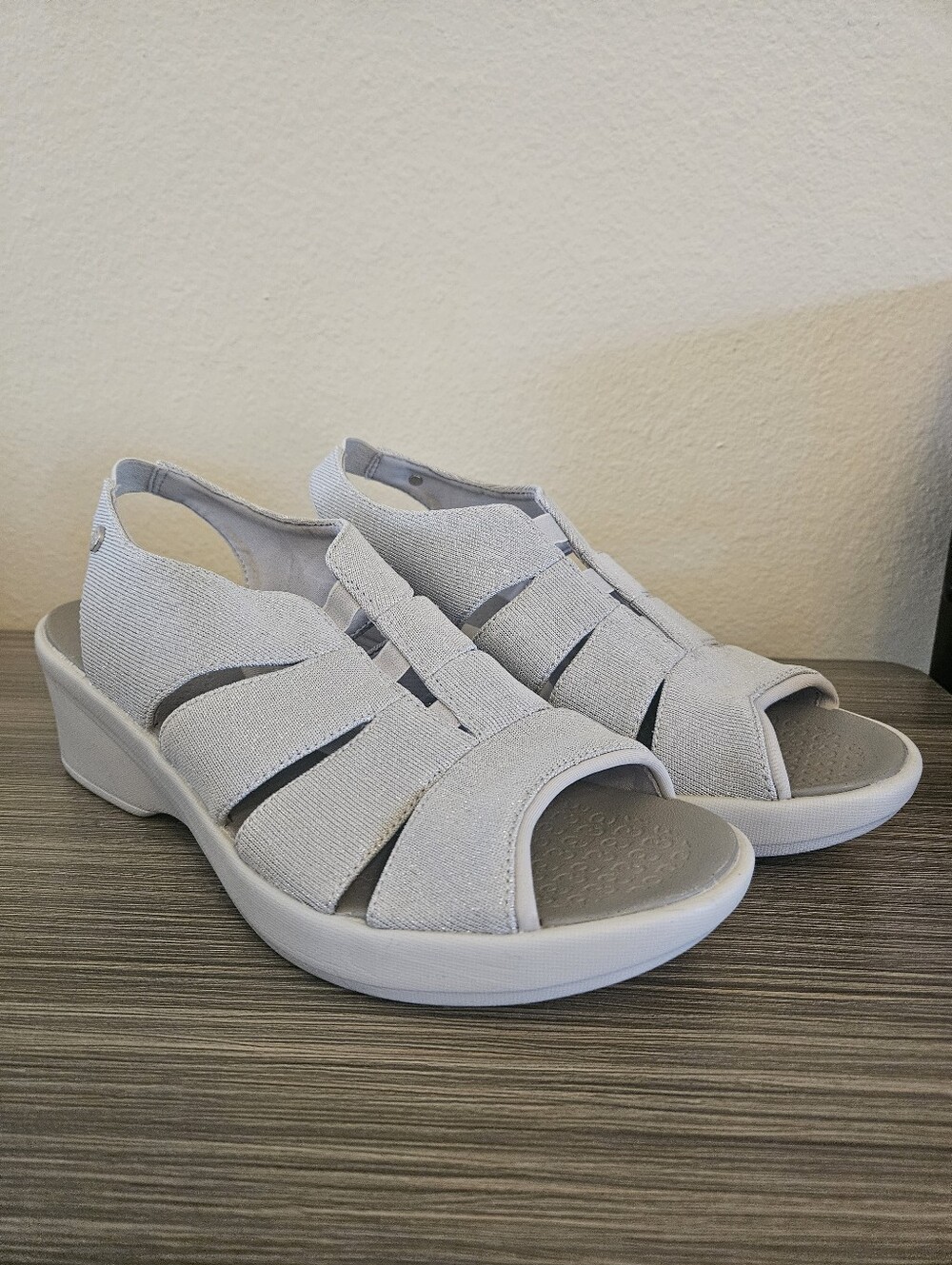 Bzees Finale Silver Sandals Size 10 like new Glimmer Peep Toe Machine Washable